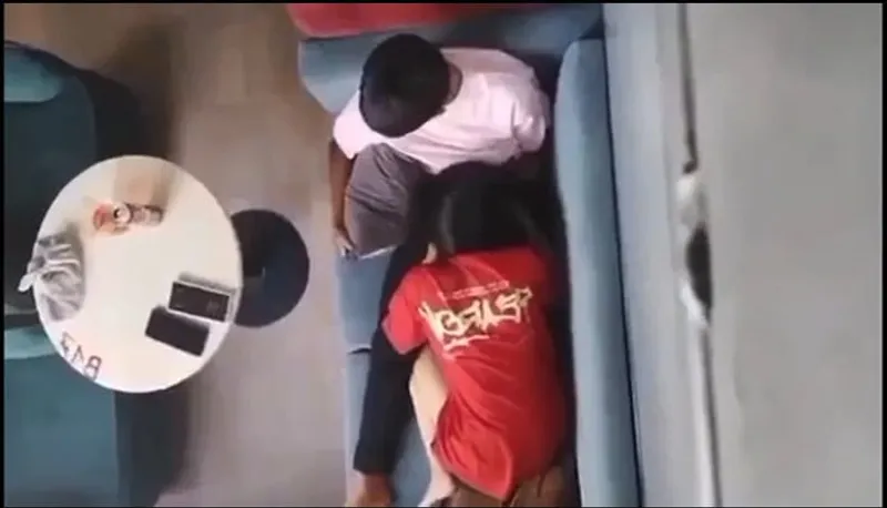 Quay lén người tình bú mút cho em ghệ nơi công cộng
